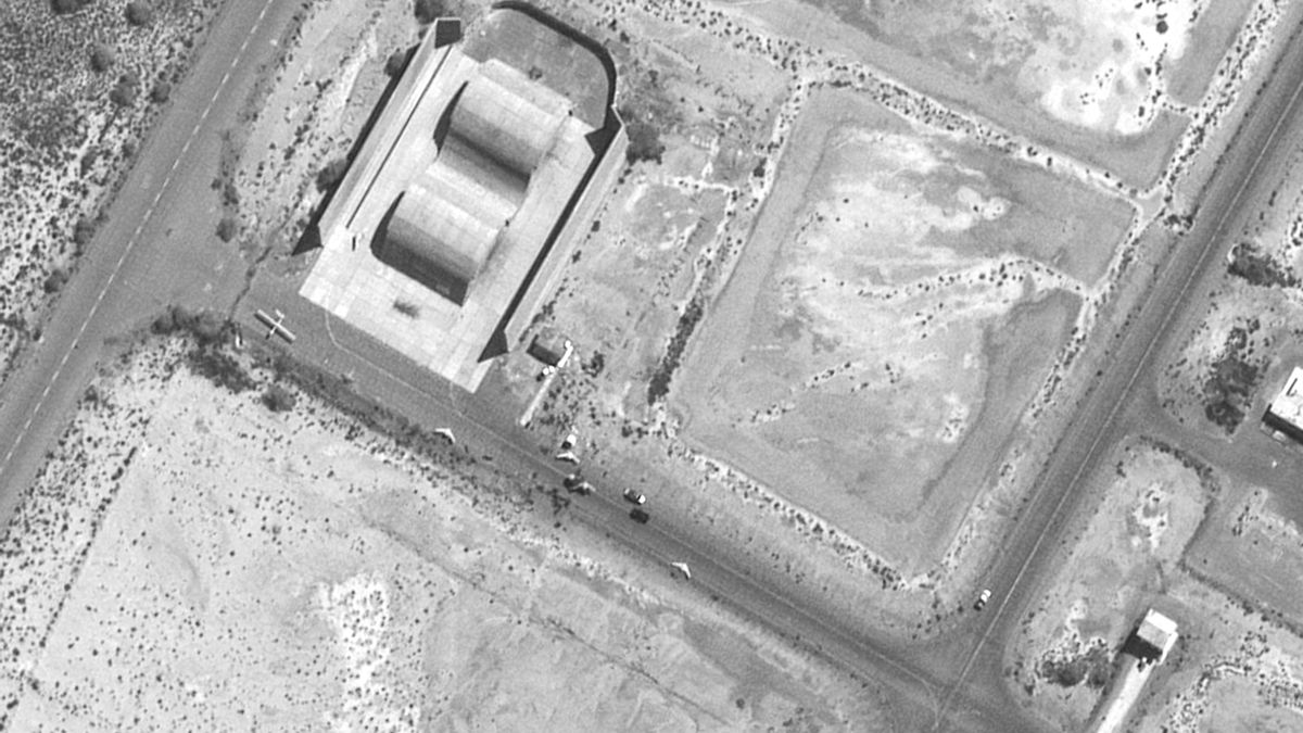 Drones dispersos en la base aérea de Konarak, al sur de Irán.