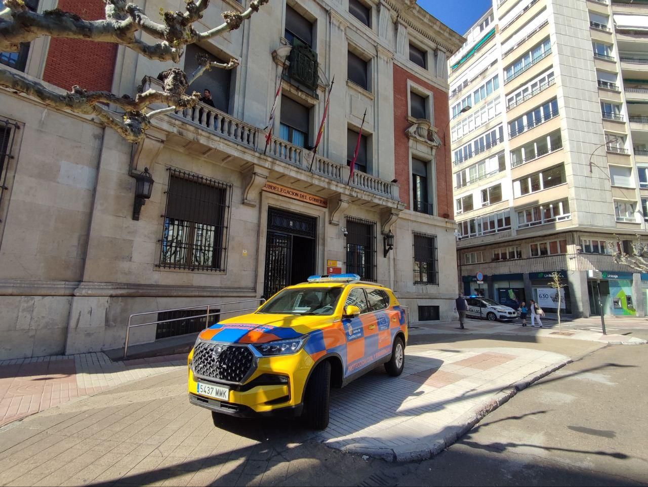 Un coche de Protección Civil frente a la Subdelegación del Gobierno de León.
