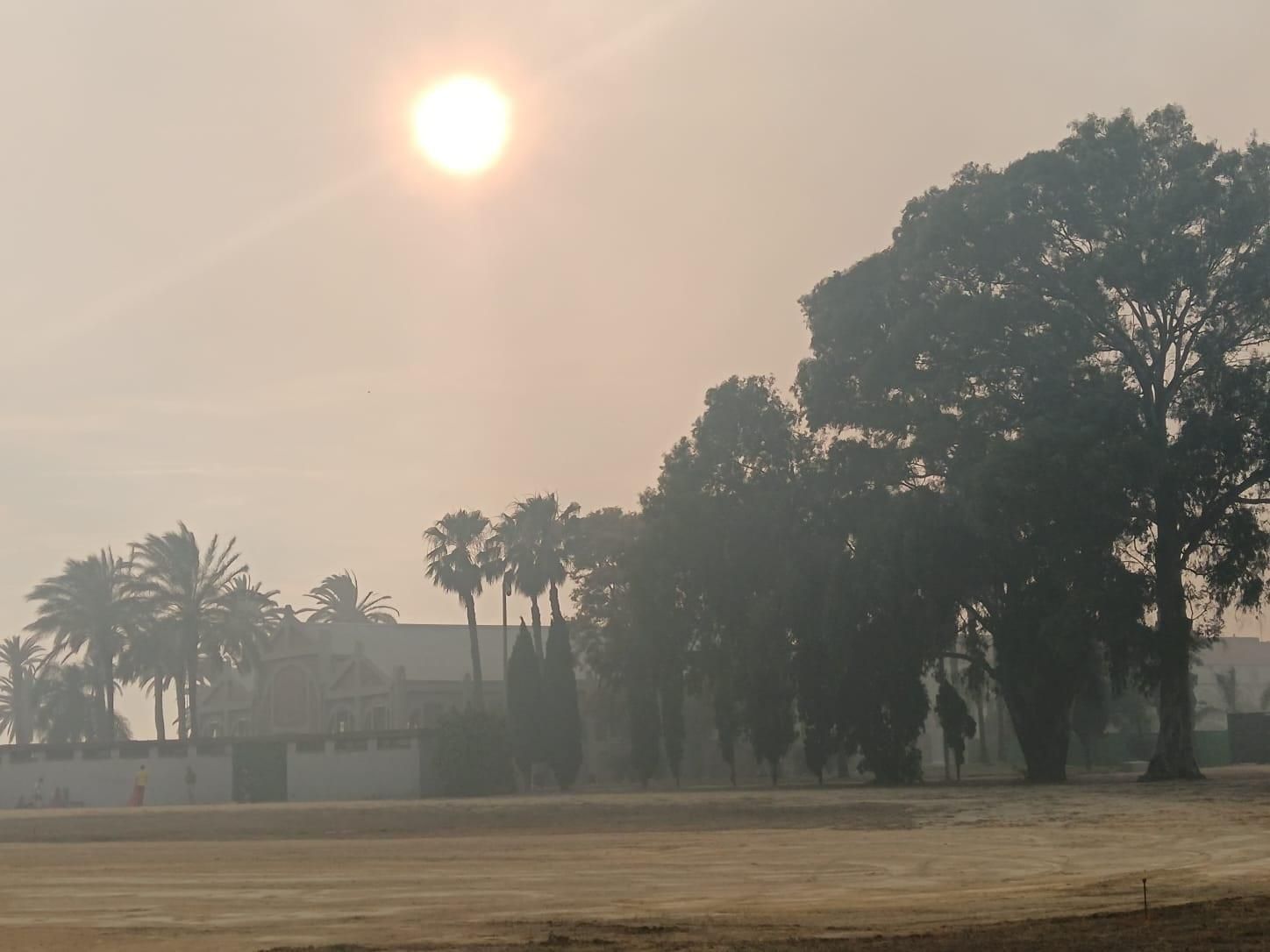 El humo afecta a Huelva, como se aprecia en el parque de Zafra.