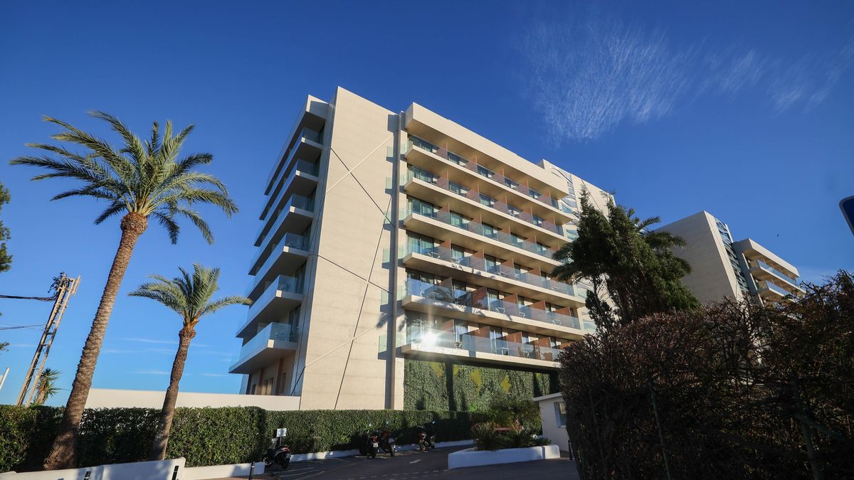 Un hotel con vistas al mar en la costa ibicenca