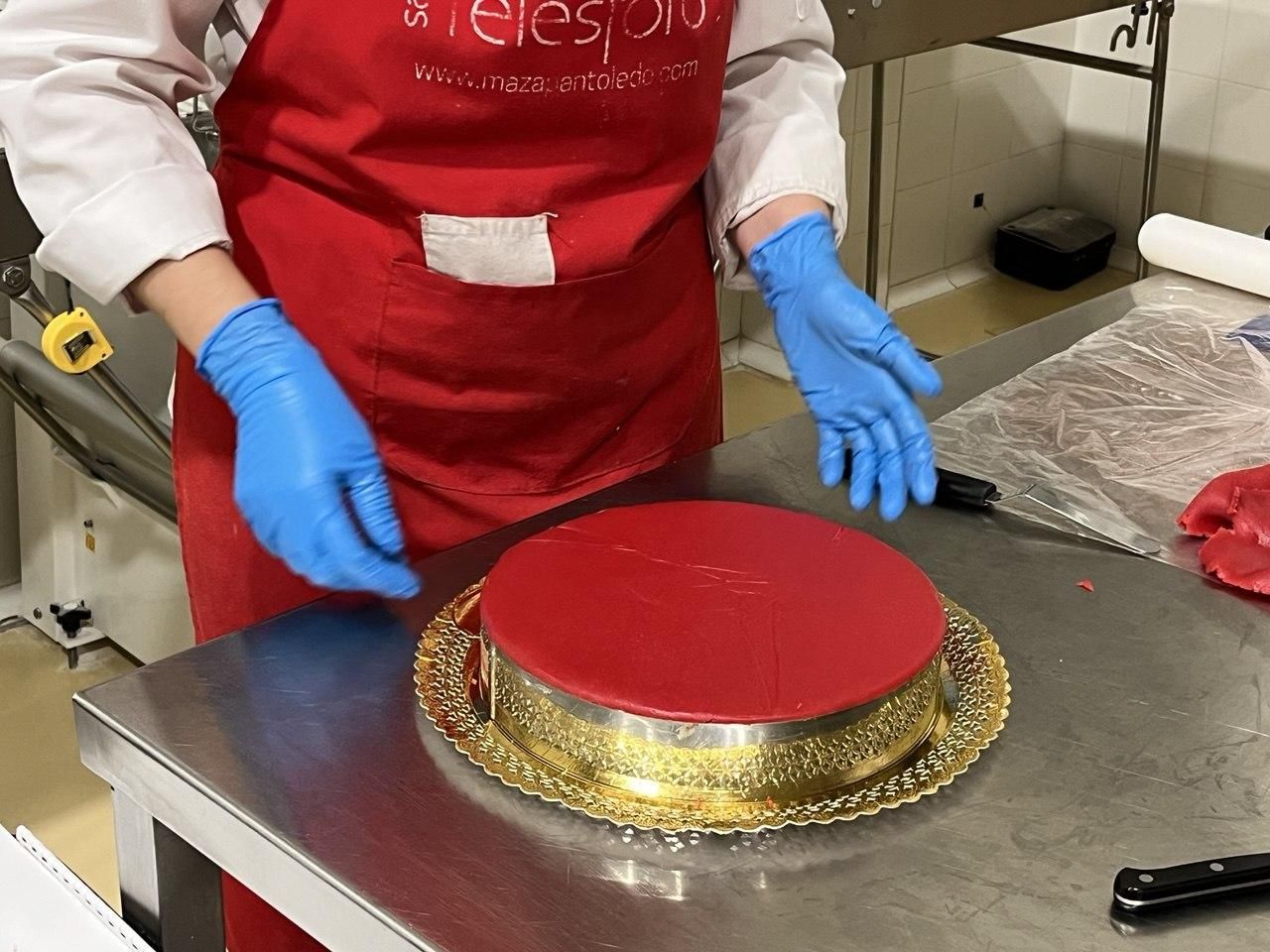 Tarta 'fraisier' elaborada con fresas, nata y cubierta de mazapán de San Telesforo