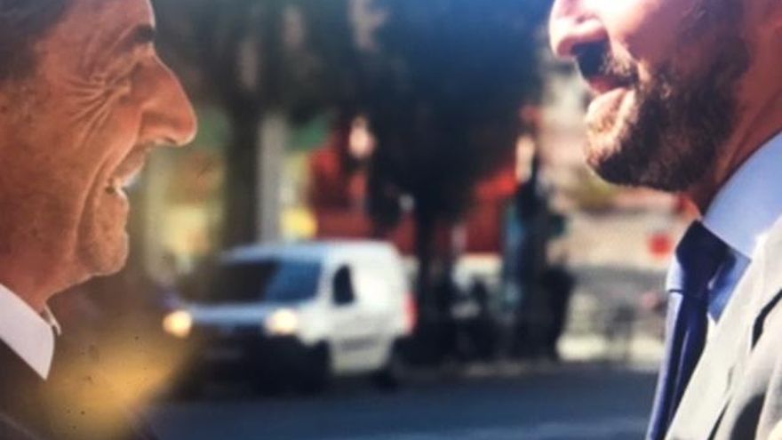 Casado y Sarkozy se abrazan y dan ejemplo.