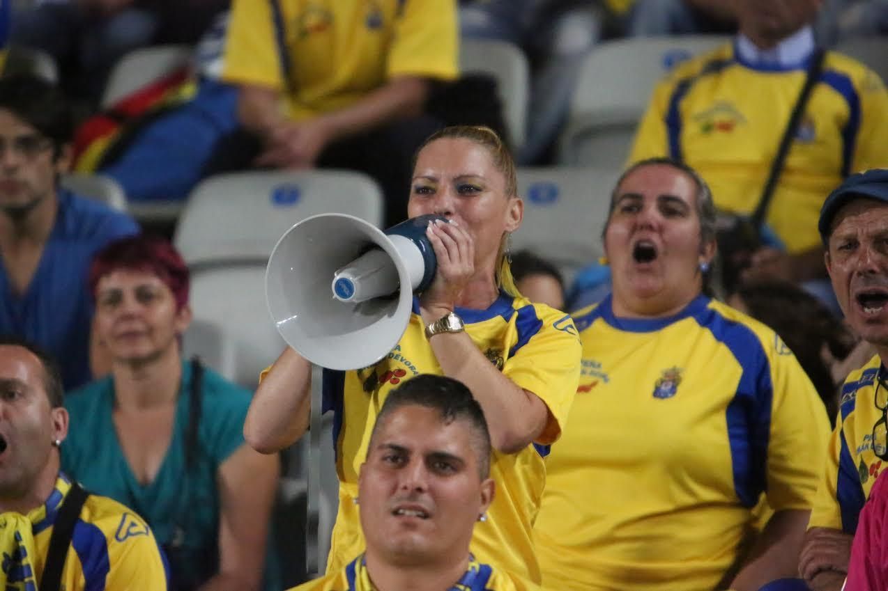 La afición amarilla anima al equipo.