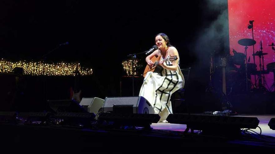 Valeria Castro, en su actuación  en la Plaza de España de Los Llanos de Aridane.