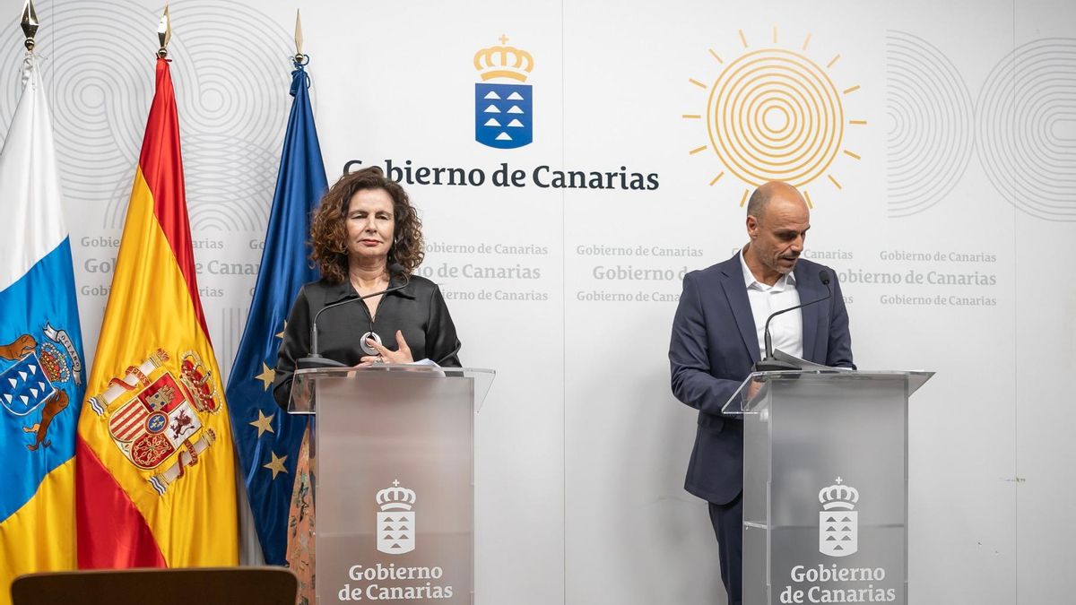 La consejera de Hacienda, Matilde Asián, junto al portavoz del Gobierno canario, Alfonso Cabello, en la rueda de prensa tras el Consejo de Gobierno de este lunes.