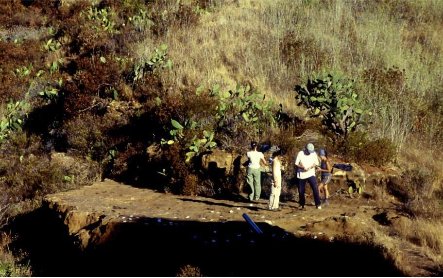 Calcando los canalillos y cazoletas de Lomo Muerto (Puntagorda) en 2003 (Foto: Jorge Pais Pais)
