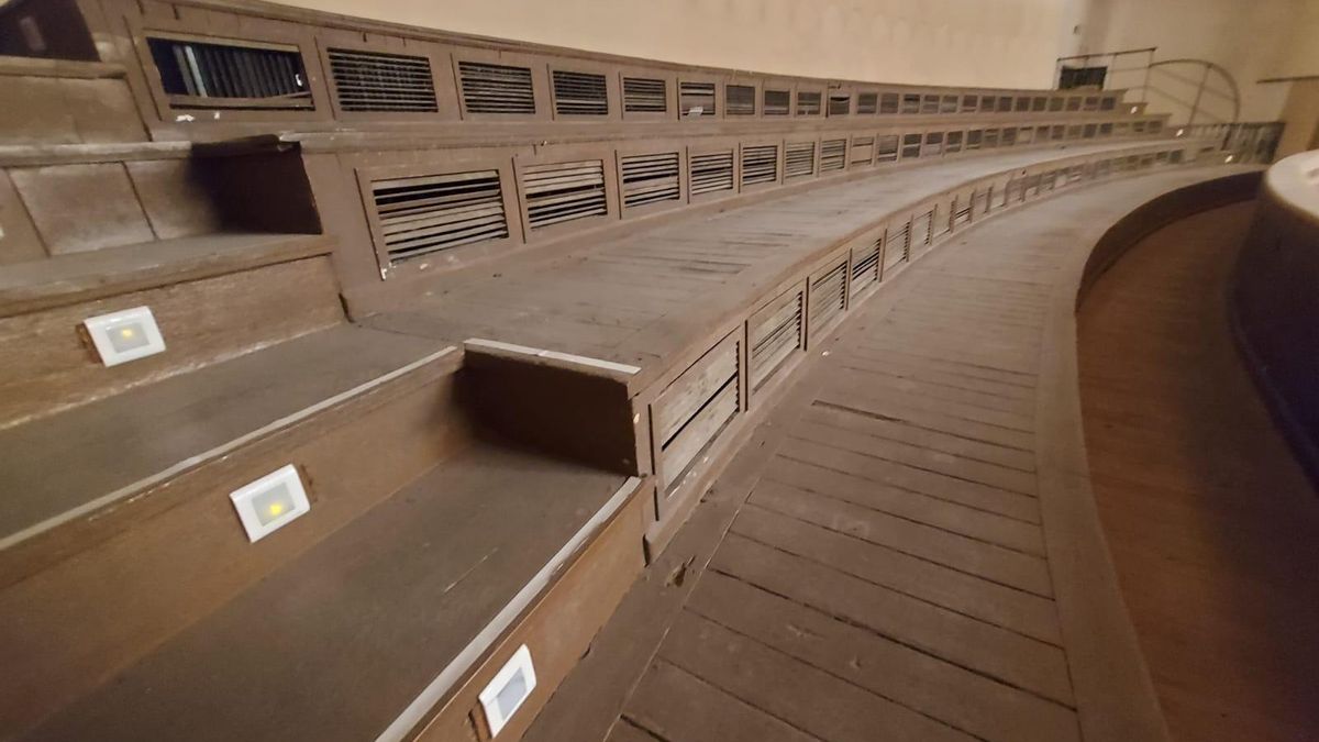 El Ayuntamiento de Sevilla vende cientos de entradas de la Bienal para asientos del Lope de Vega sin construir a dos meses del estreno