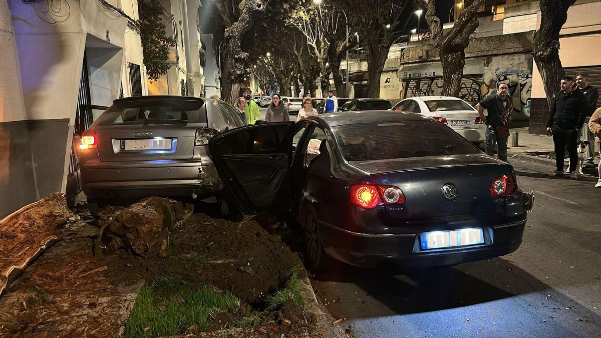 Accidente entre dos turismos en la calle Loja.