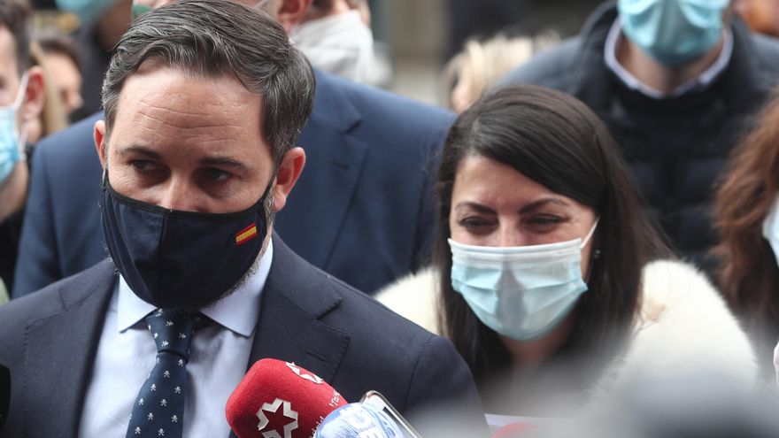 El presidente de Vox, Santiago Abascal, acompañado de la secretaria general de Vox en el Congreso de los Diputados, Macarena Olona, ofrece declaraciones a los medios de comunicación tras presentar un recurso en el Tribunal Constitucional contra la prórroga por seis meses del estado de alarma por la pandemia del Covid-19, en Madrid (España), a 6 de noviembre de 2020.