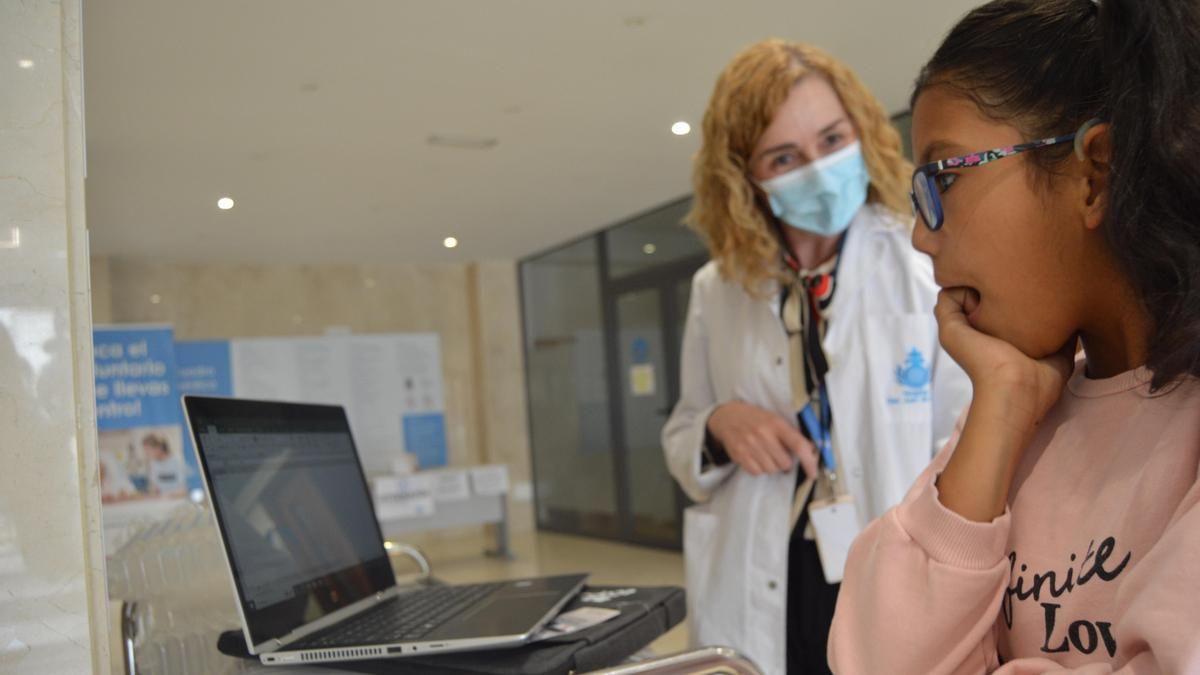Entrega de un ordenador portátil a una menor por la campaña 'Tapones Solidarios' en el Hospital San Juan de Dios de León.