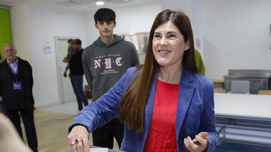 La candidata a lehendakari por Podemos, Miren Gorrotxategi, ejerce su derecho al voto en la Escuela Pública Zabalarra en Durango.