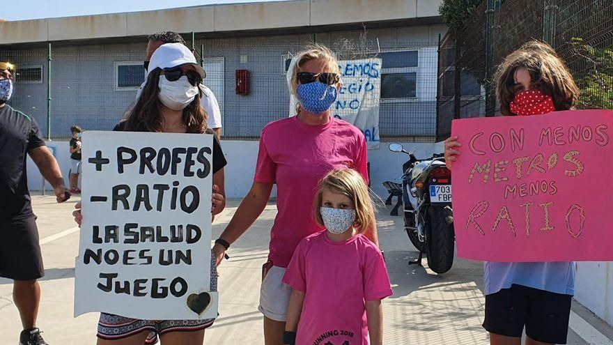 Concentración el pasado año en las puertas de los barracones del CEIP Costa Teguise.