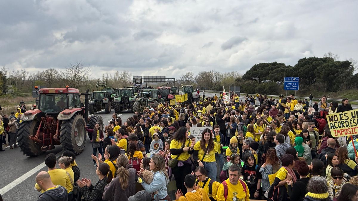 Docentes, médicos y agricultores cortan la AP-7 en Girona
