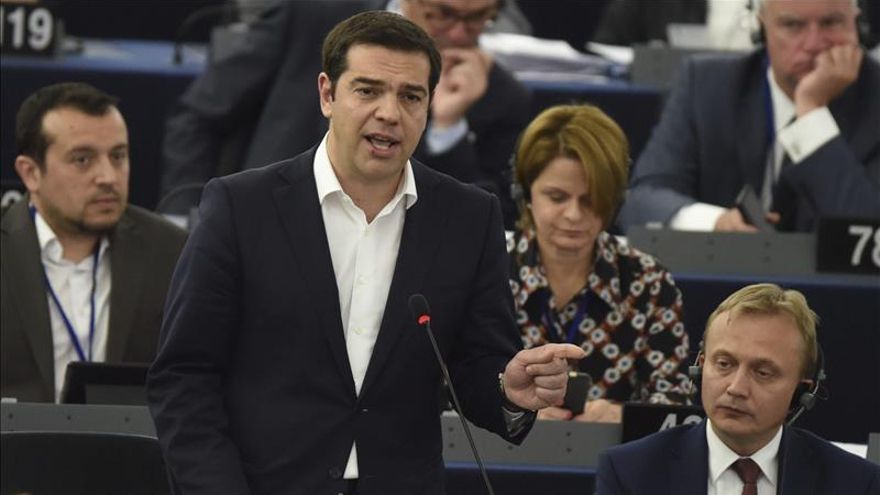 Tsipras interviene con tono conciliador ante una Eurocámara dividida