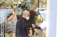 Una hombre entra a hacer la compra a un supermercado en plena crisis sanitaria