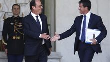 El presidente francés François Hollande (i) y el primer ministro Manuel Valls (d)