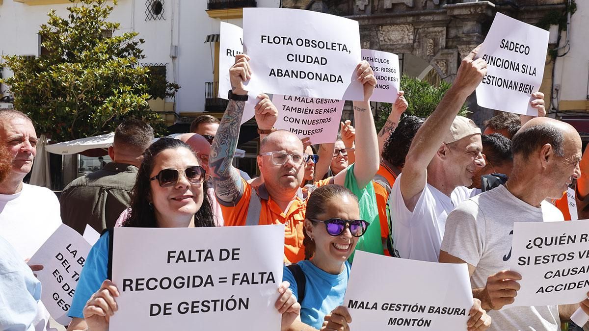 Protesta de trabajadores de Sadeco en la puerta del Ayuntamiento