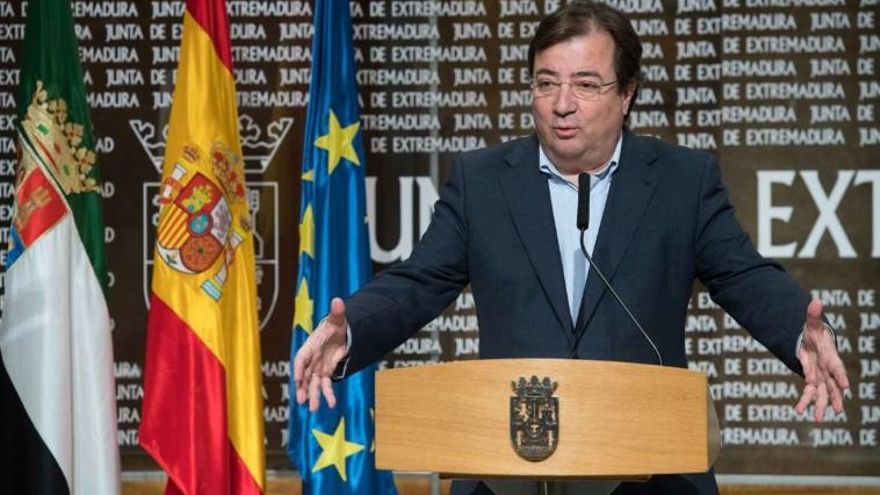 El presidente de la Junta de Extremadura, Guillermo Fernández Vara, en una rueda de prensa