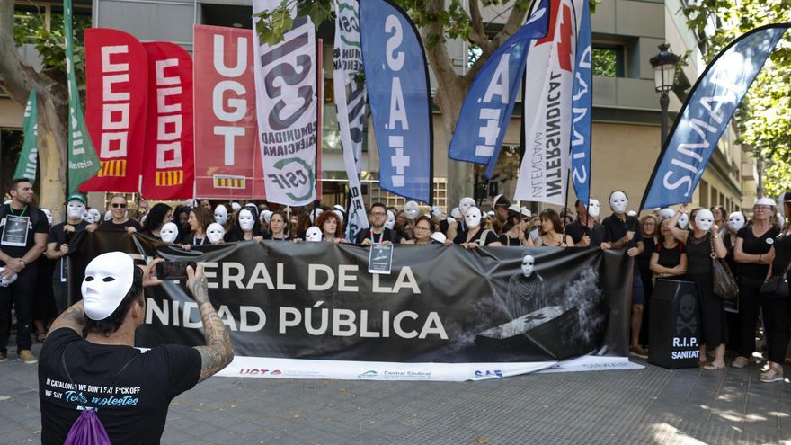 Los sindicatos sanitarios escenifican un funeral ante la conselleria por el "grave" estado de la sanidad pública