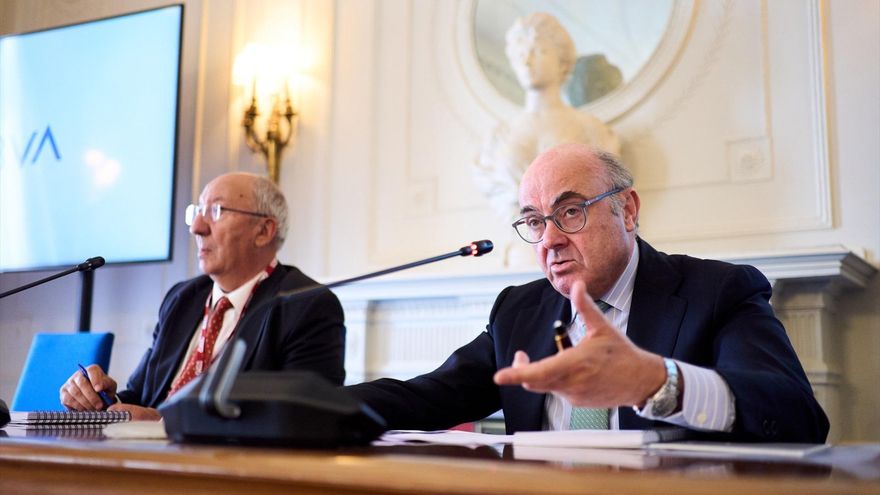 De Guindos: "El BCE está retirando liquidez y eso obligará a los bancos a competir más y a subir los depósitos"
