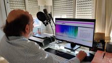 Luis explora la página del banco de voces Aholab desde su ordenador. Al fondo, el micrófono con el que se ha grabado su nueva voz.