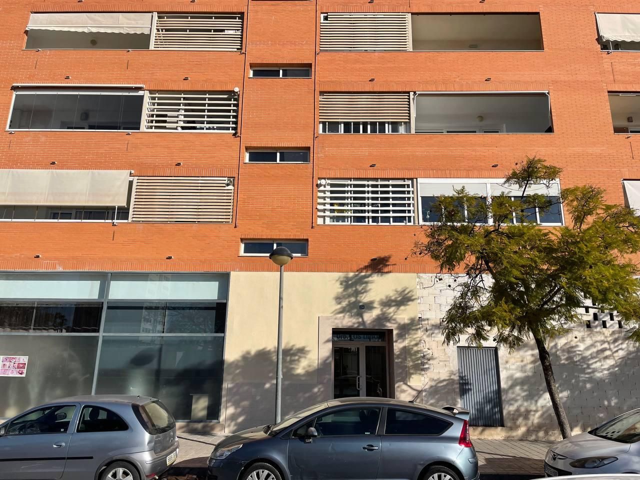 Acceso al residencial Los Lirios.