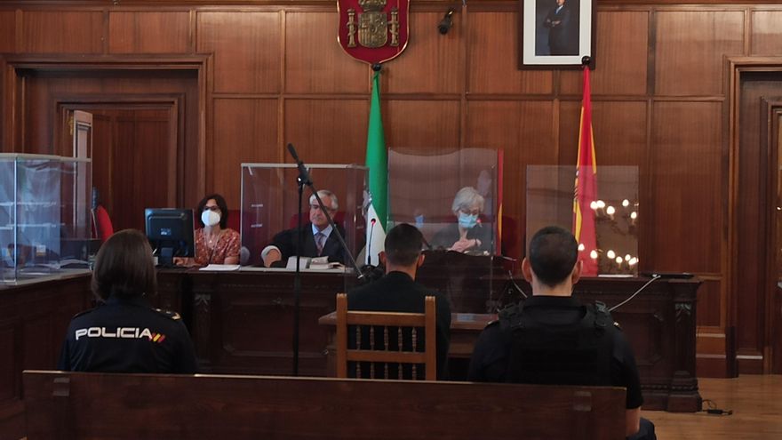 Imagen del acusado sentado en el banquillo antes de comenzar el juicio