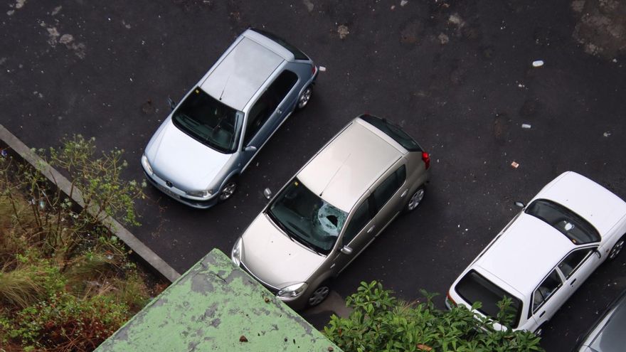 En la imagen, el vehículo afectado por una roca desprendida  en la Avenida de El Puente de Santa Cruz de La Palma. 