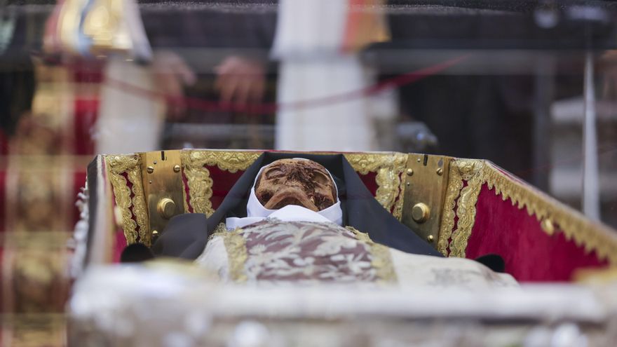 La basílica que acoge los restos de Teresa de Jesús abre el sepulcro al público por primera vez en la historia