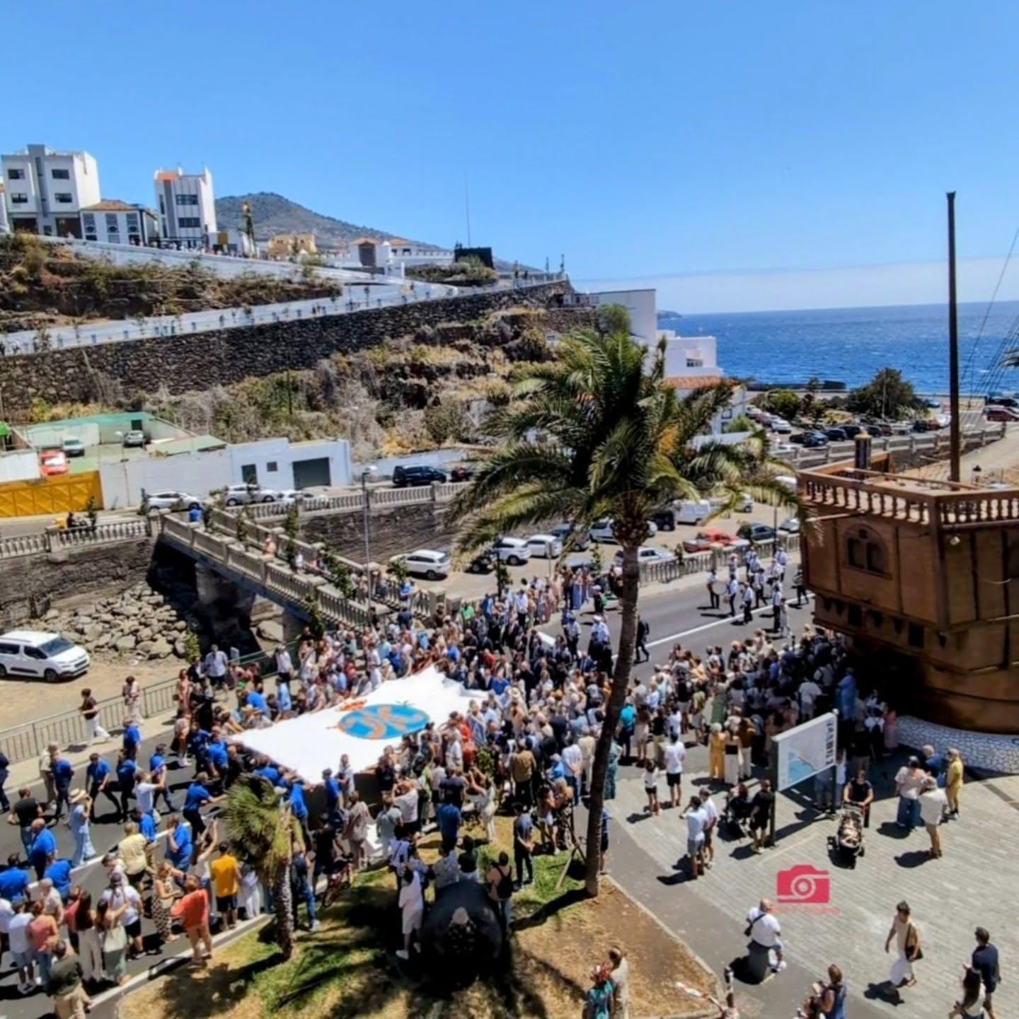 Traslado en procesión  de la Bandera hasta El Castillo de la Virgen.