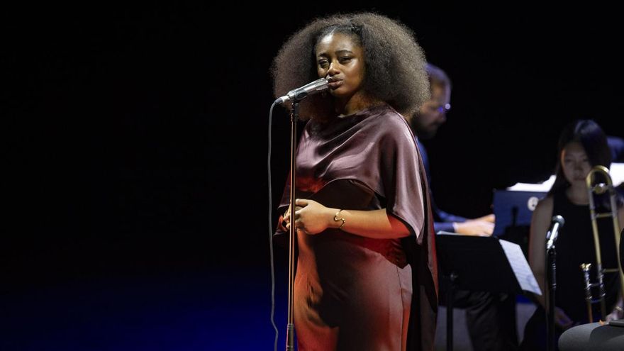 Samara Joy, la nueva estrella del firmamento jazzero, muestra su aplomo en el Kursaal donostiarra