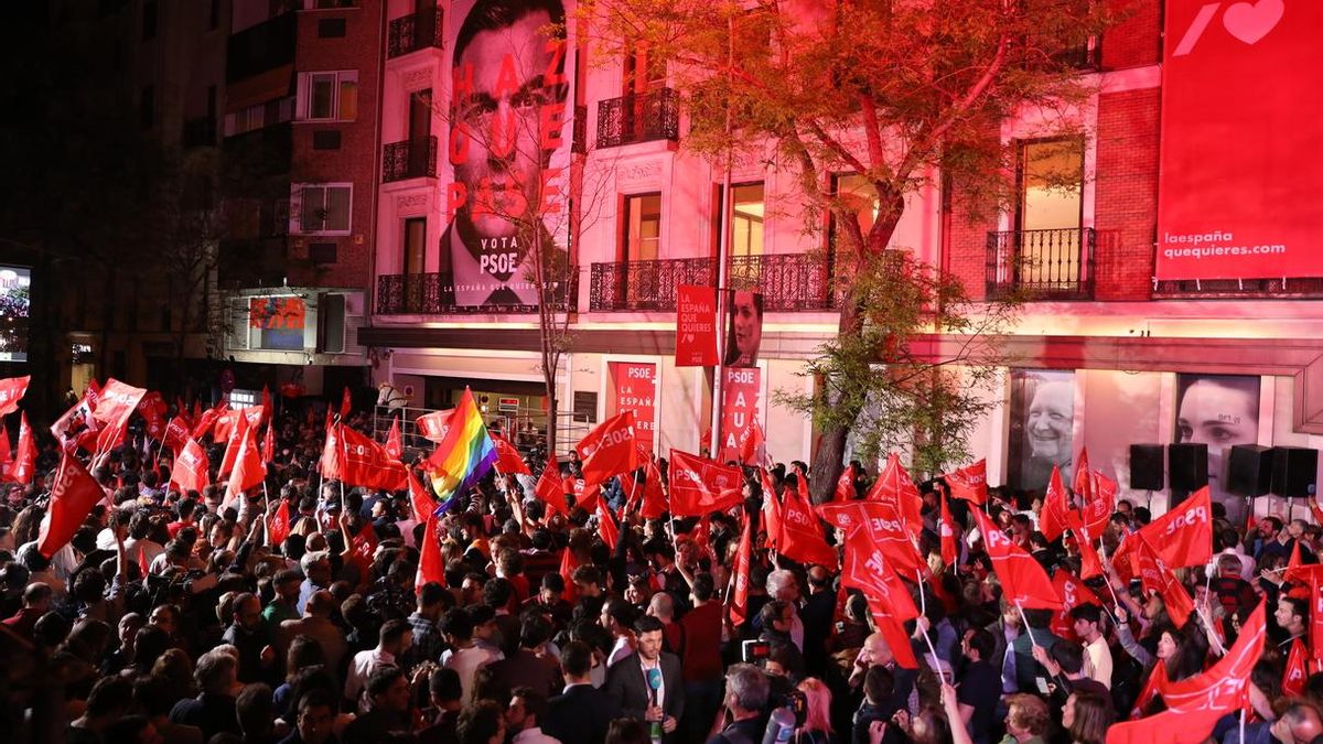 Sánchez tiende la mano a todos para gobernar ante miles de simpatizantes que piden que no pacte con Rivera