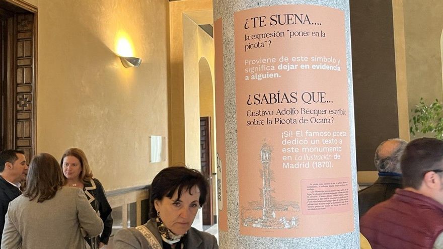 Una de las reproducciones de los rollos o picotas en la exposición de la Diputación de Toledo