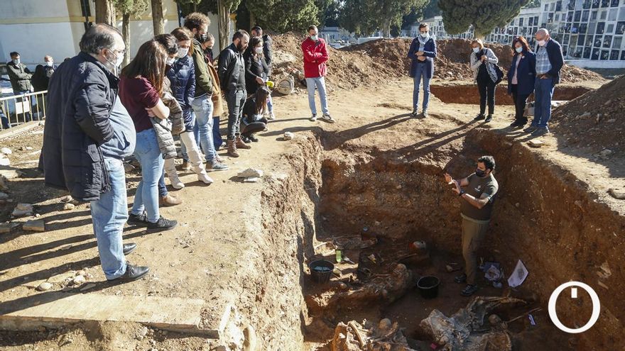Estudiantes universitarios visitan las fosas del Cementerio de La Salud