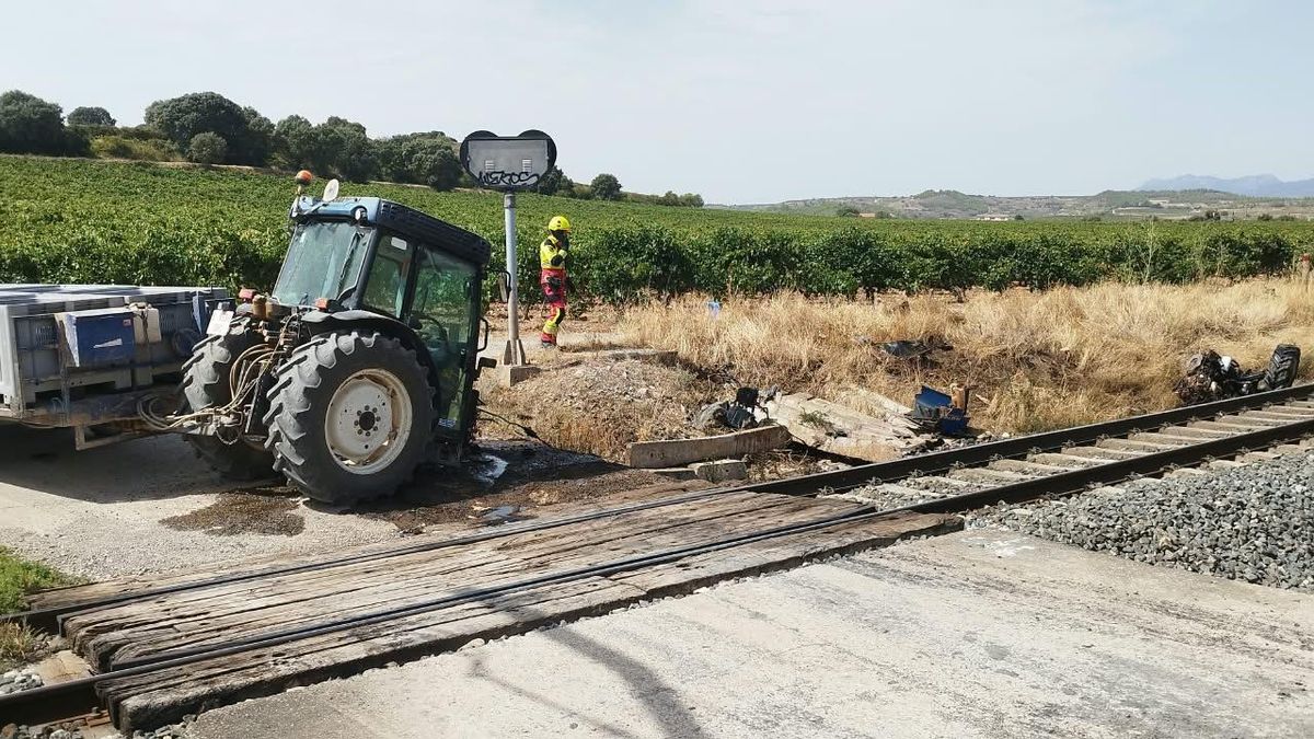 Estado en el que ha quedado el tractor tras ser arrollado por un tren en Fuenmayor