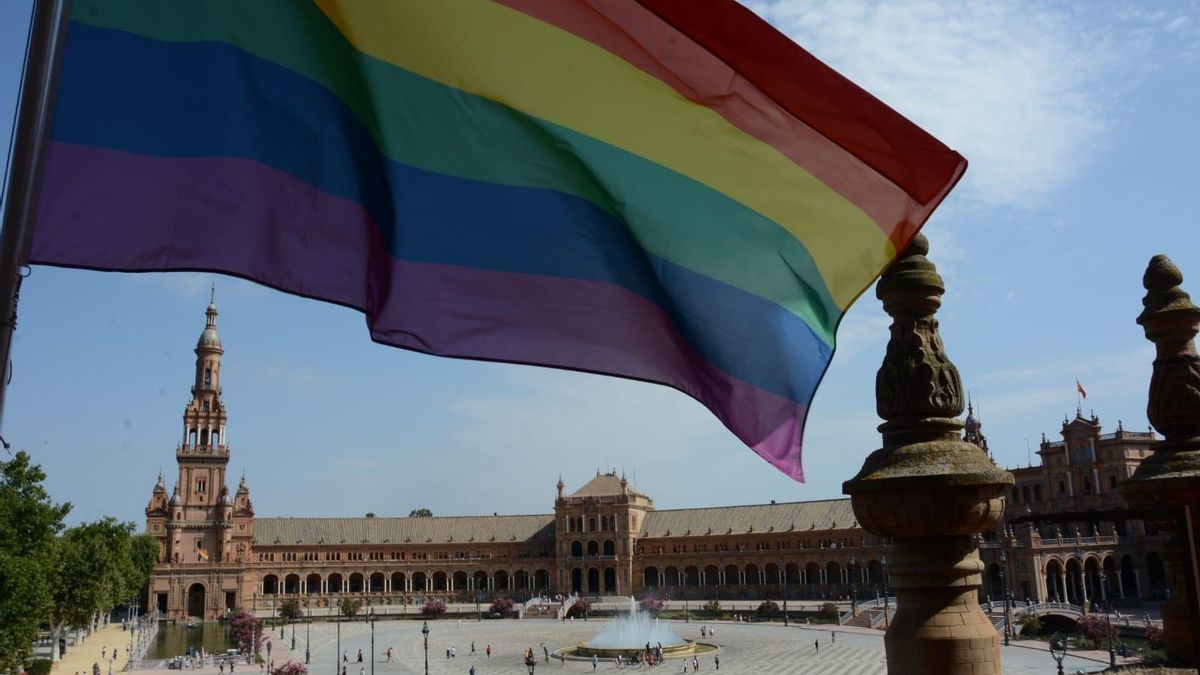 Archivo - Bandera arcoiris izada en la Plaza de España de Sevilla con motivo del Día del Orgullo LGTBI
