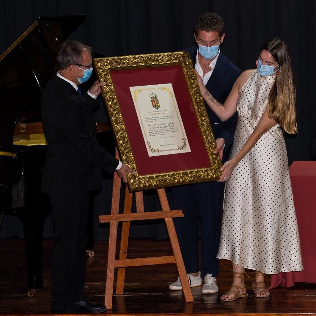 Momento en que Sergio Rodríguez entrega el título a sus hijos.