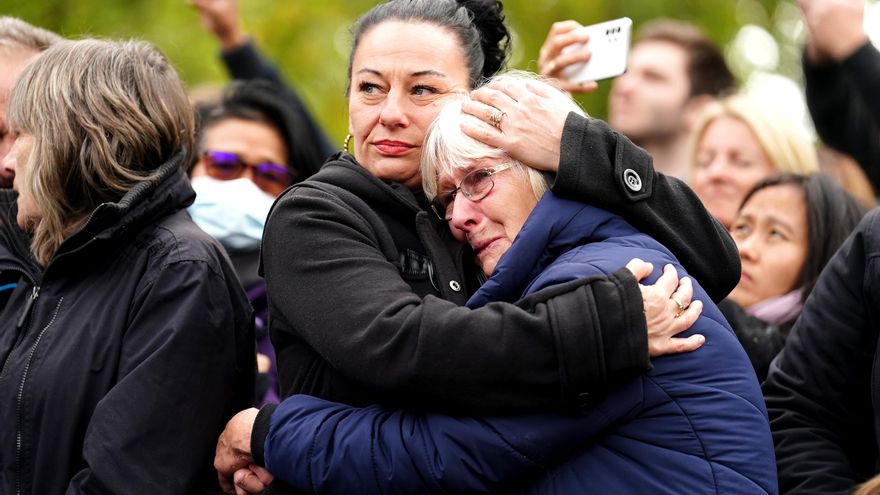 Una mujer llora mientras sigue el funeral de Isabel II.