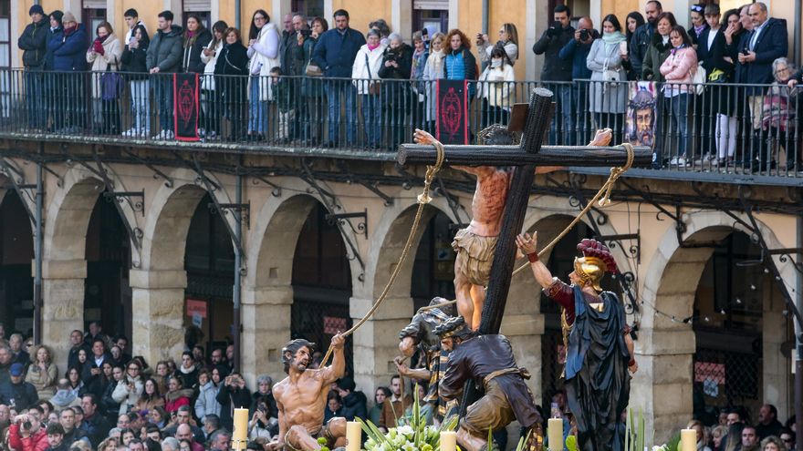 Celebración del acto de El Encuentro en el transcurso de la Procesión de los Pasos de León