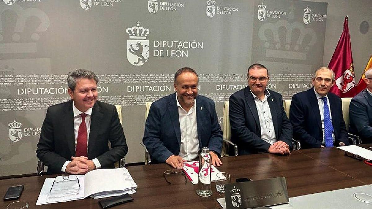 El secretario de Estado de Transportes, José Antonio Santano (i) junto al presidente de la Diputación.