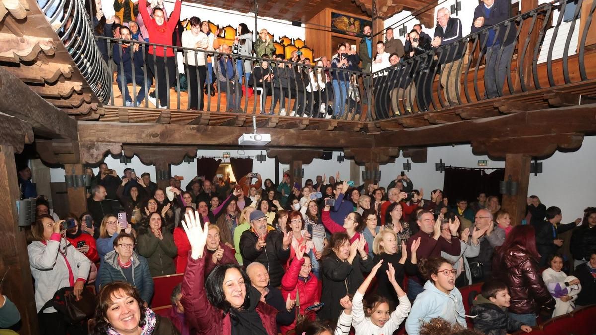 Los vecinos de La Alberca, celebrando la victoria en el teatro renacentista.