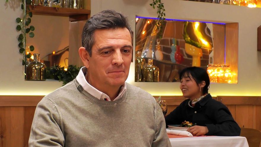 Una soltera de 'First dates' deja en shock a su cita con una mascota: "No quiero incomodarte, pero es mejor si la guardas"