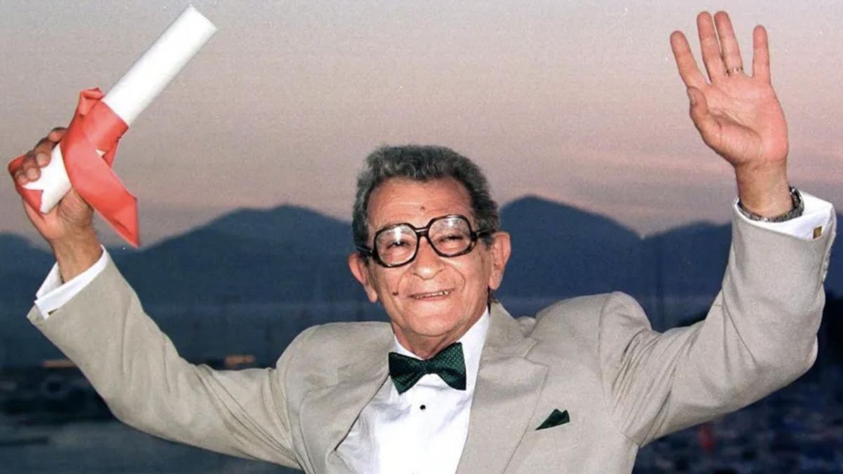 Youssef Chahine, recibiendo el premio en Cannes 1997, cuando presentó su film sobre Averroes.