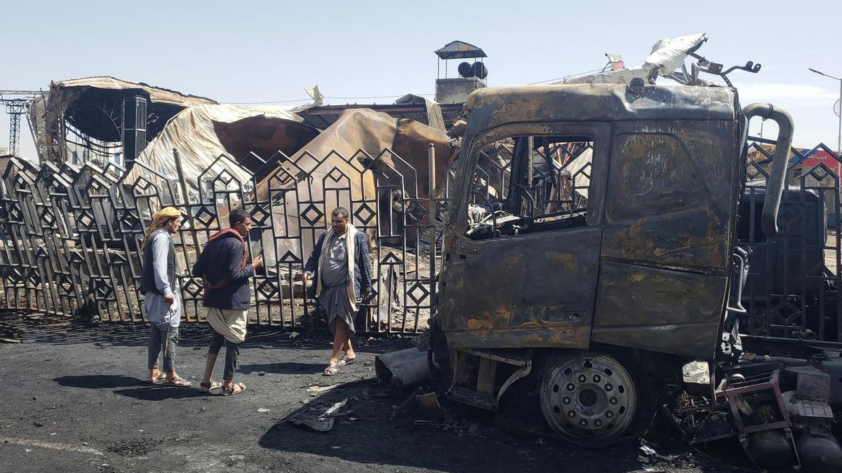 Unas personas inspeccionan una estación de gasolina destruida por los ataques aéreos israelíes contra Saná del 24 de agosto.