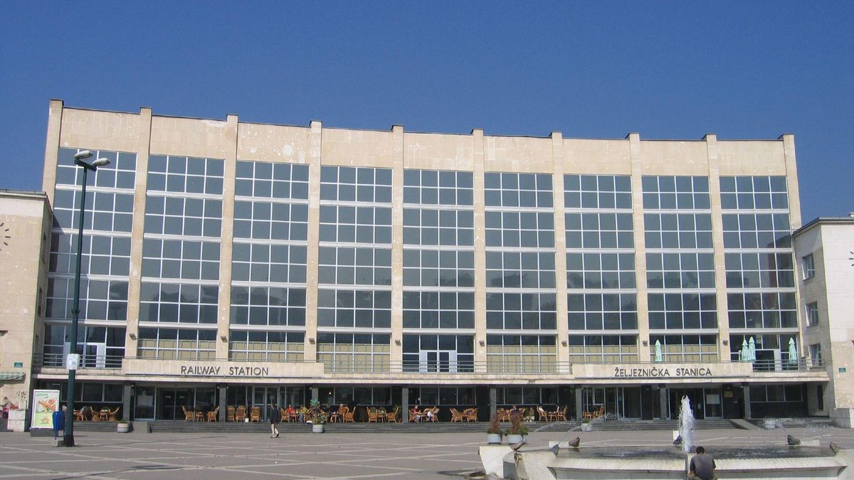 Hormigón, acero y cristal en la Estación de Tren de Sarajevo.