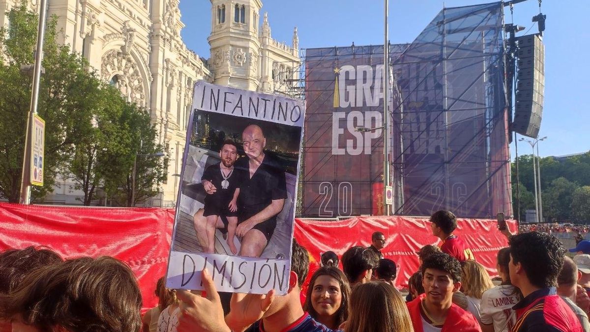 Pancarta que pide la dimisión del presidente de FIFA, Gianni Infantino, entre los seguidores congregados en Cibeles.