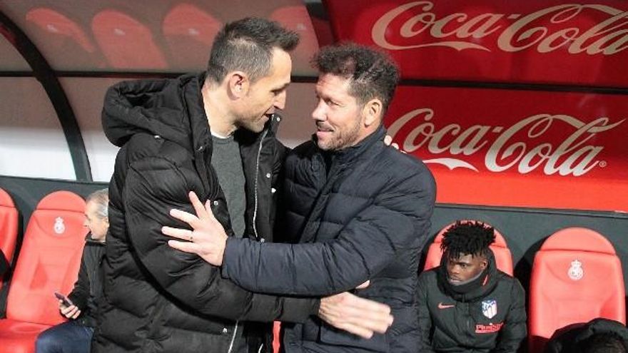 Los entrenadores se saludan. / Peio García / ICAL