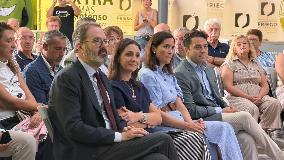 Autoridades en la inauguración de la feria.