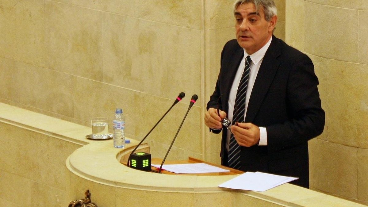 Van den Eynde reitera que al portavoz solo le puede cambiar el grupo parlamentario