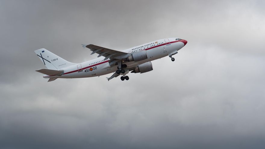 El Airbus 310 del Ejército del Aire con los pasajeros españoles del crucero que se ha visto afectado por un brote de hantavirus, el MV Hondius, ha despegado del aeropuerto Tenerife Sur con destino Madrid sobre las 11.55 horas de Canarias (10.55 GMT). EFE/Ramón de la Rocha